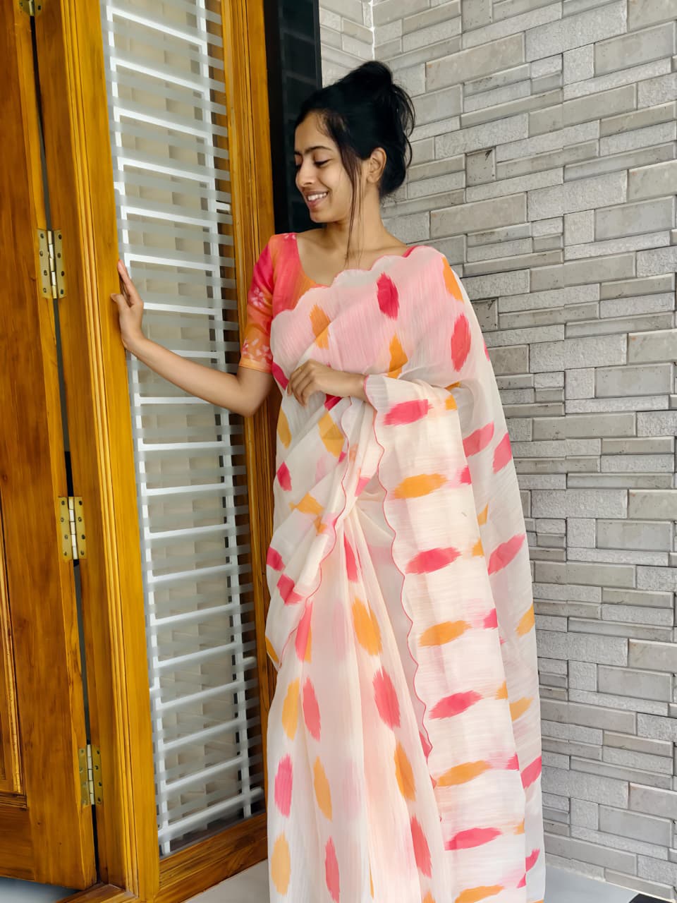 Soft Linen Digital Print Saree with Multicolor Brushstroke Design & Contrast Pink Blouse