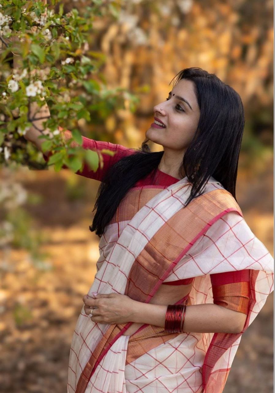 Classic Lightweight Linen Saree with Red Checked Pattern